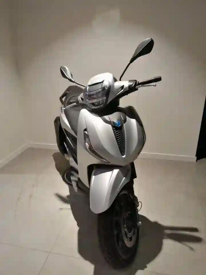 Moto PIAGGIO BEVERLY 300 HPE de seguna mano del año 2023 en Barcelona