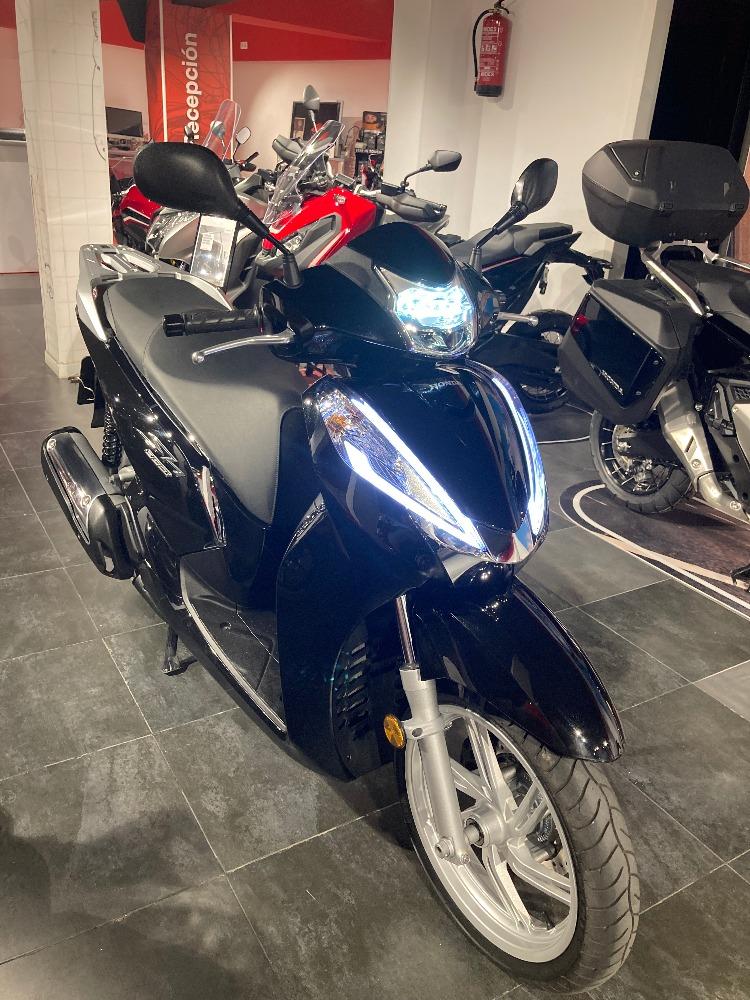 Moto HONDA SCOOPY SH300I de segunda mano del año 2019 en Madrid