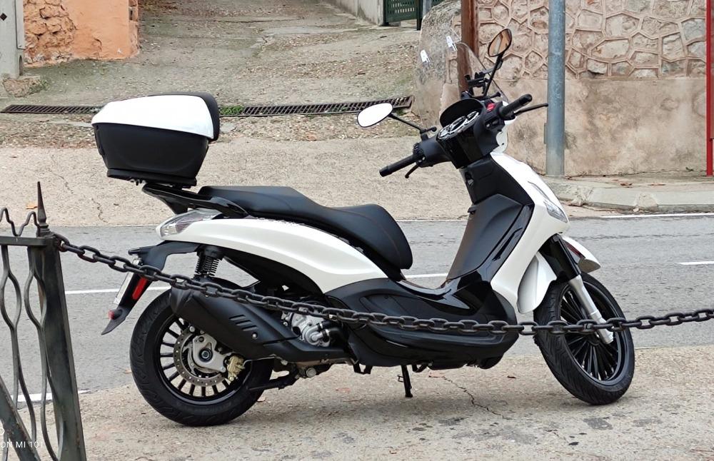 Moto PIAGGIO BEVERLY 300 de segunda mano del año 2020 en Madrid