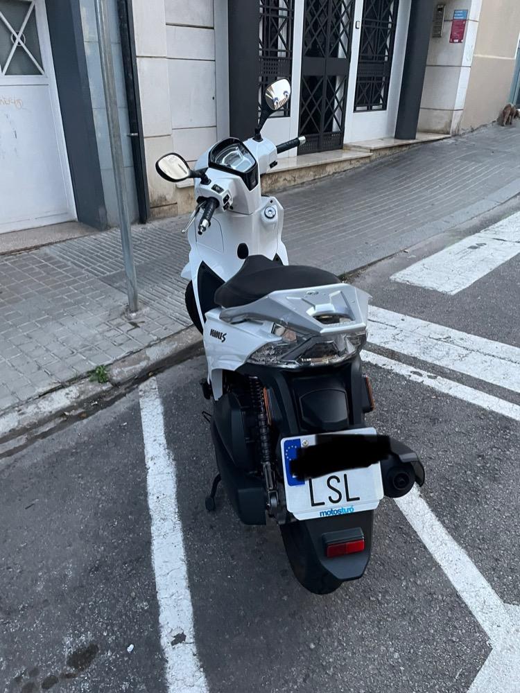 Moto KYMCO PEOPLE 125 de segunda mano del año 2021 en Barcelona