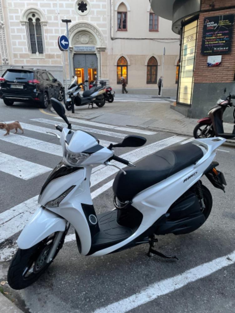 Moto KYMCO PEOPLE 125 de segunda mano del año 2021 en Barcelona
