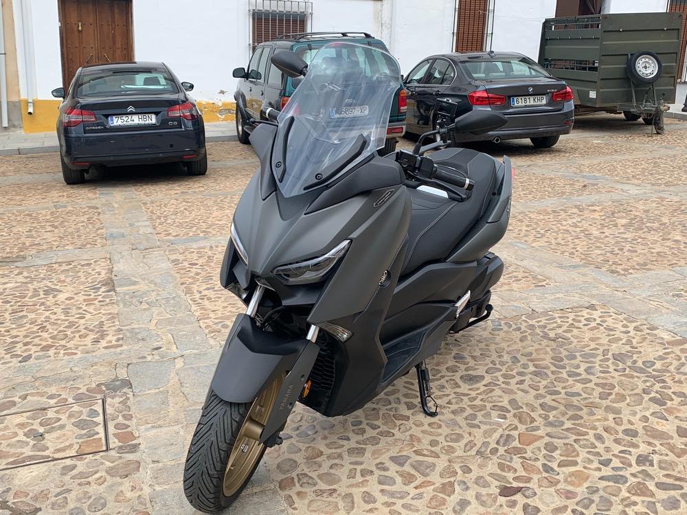 Moto YAMAHA X MAX MOMODESING 125 ABS de segunda mano del año 2021 en Badajoz