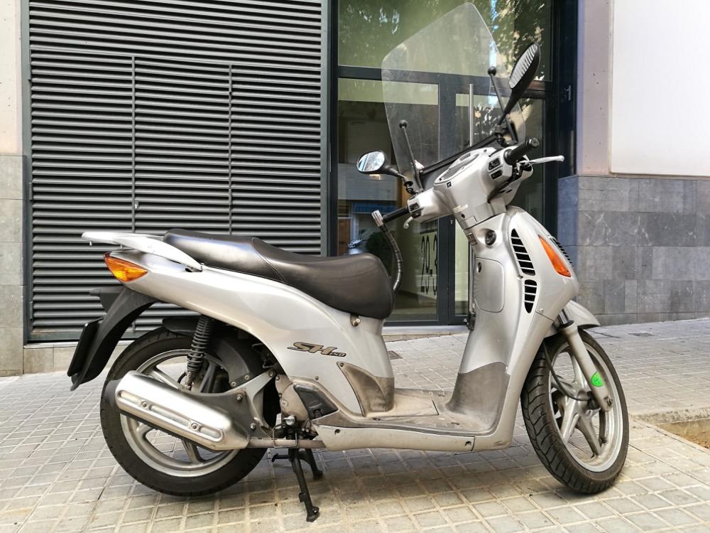 Moto HONDA SCOOPY SH150I de segunda mano del año 2001 en Barcelona