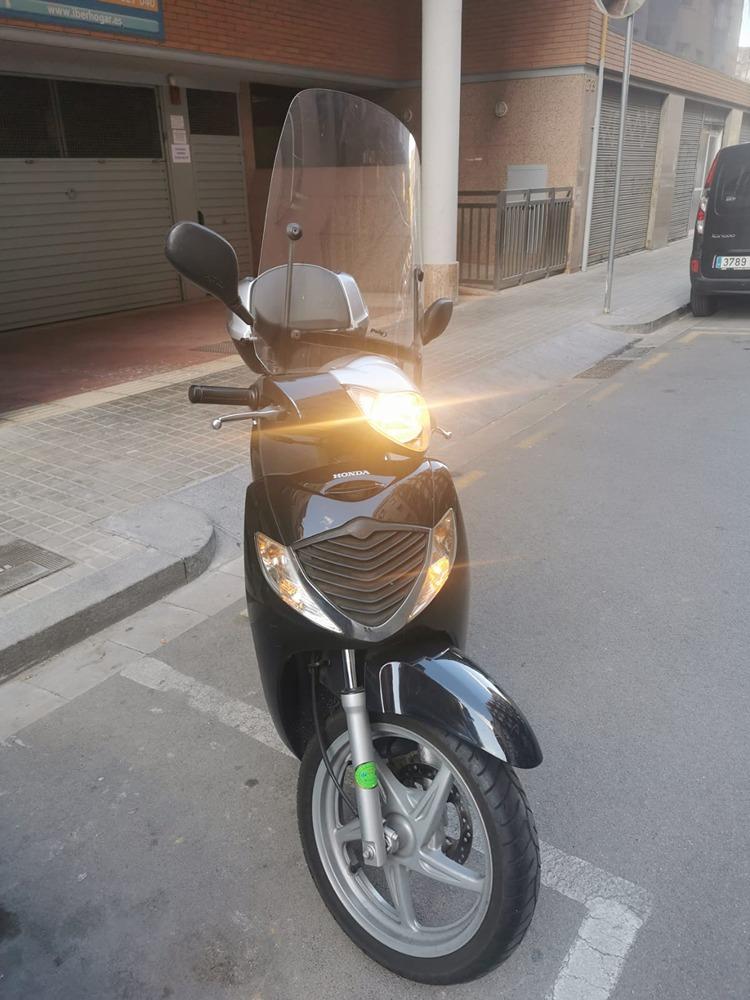 Moto HONDA SCOOPY SH150I de segunda mano del año 2005 en Barcelona