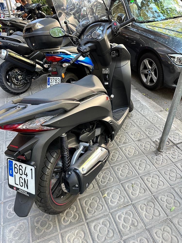 Moto HONDA SCOOPY SH300I SPORT TOPBOX de seguna mano del año 2020 en Barcelona